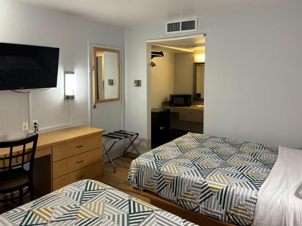 Travelodge by Wyndham Riviera Beach/West Palm - image 6