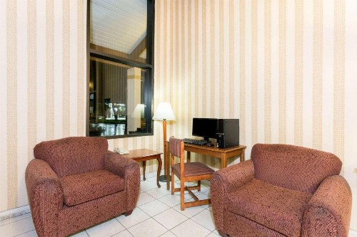 Super 8 by Wyndham Riviera Beach West Palm Beach - image 11