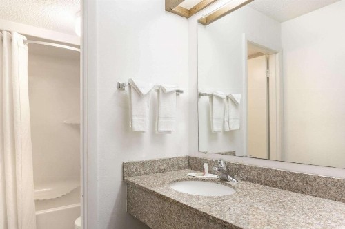 Super 8 by Wyndham Riviera Beach West Palm Beach - image 12