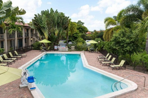 Super 8 by Wyndham Riviera Beach West Palm Beach - image 13