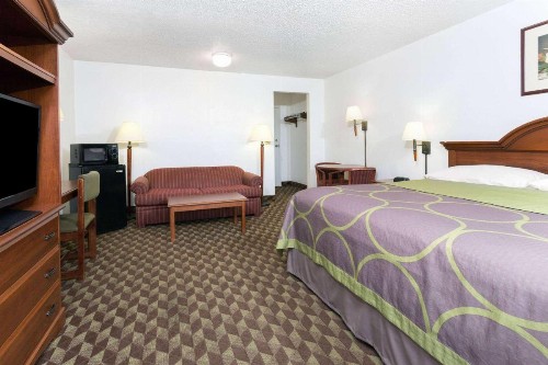Super 8 by Wyndham Riviera Beach West Palm Beach - image 14