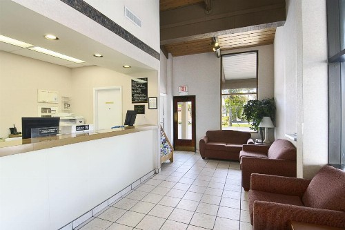 Super 8 by Wyndham Riviera Beach West Palm Beach - image 15