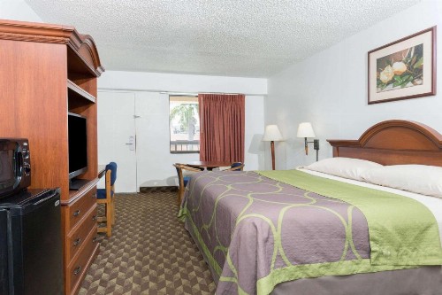 Super 8 by Wyndham Riviera Beach West Palm Beach - image 16