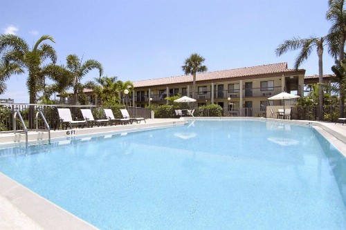 Super 8 by Wyndham Riviera Beach West Palm Beach - image 2