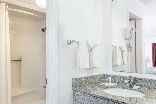 Super 8 by Wyndham Riviera Beach West Palm Beach - image 4