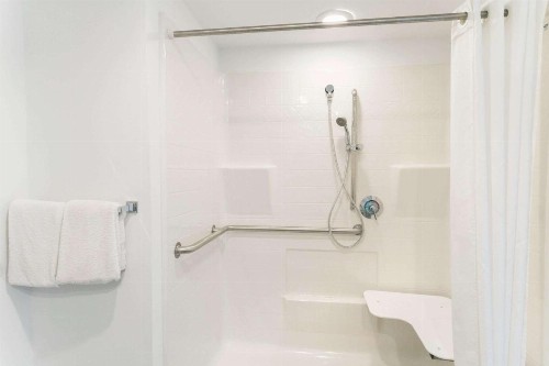 Super 8 by Wyndham Riviera Beach West Palm Beach - image 5