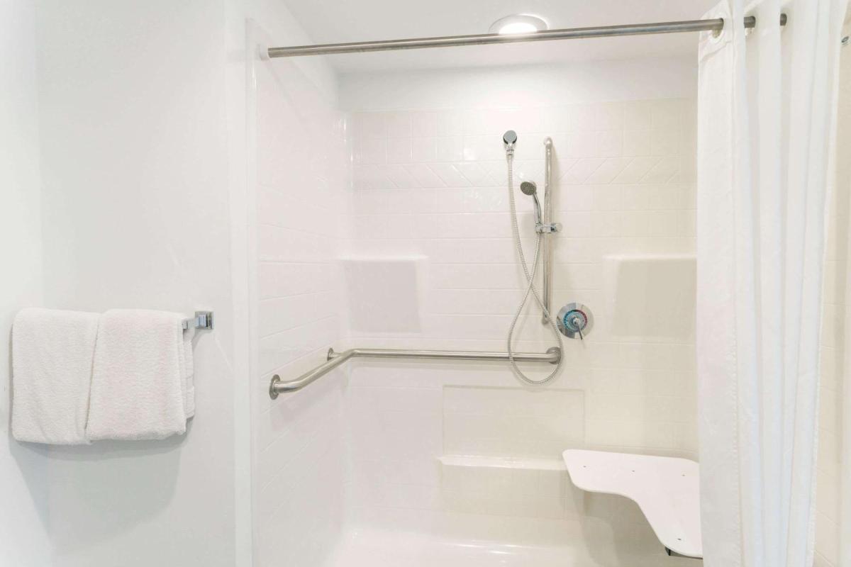 Super 8 by Wyndham Riviera Beach West Palm Beach - image 5