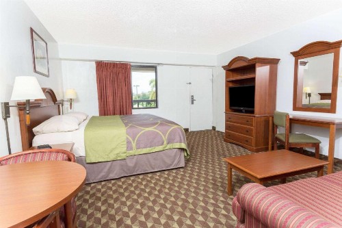 Super 8 by Wyndham Riviera Beach West Palm Beach - image 6