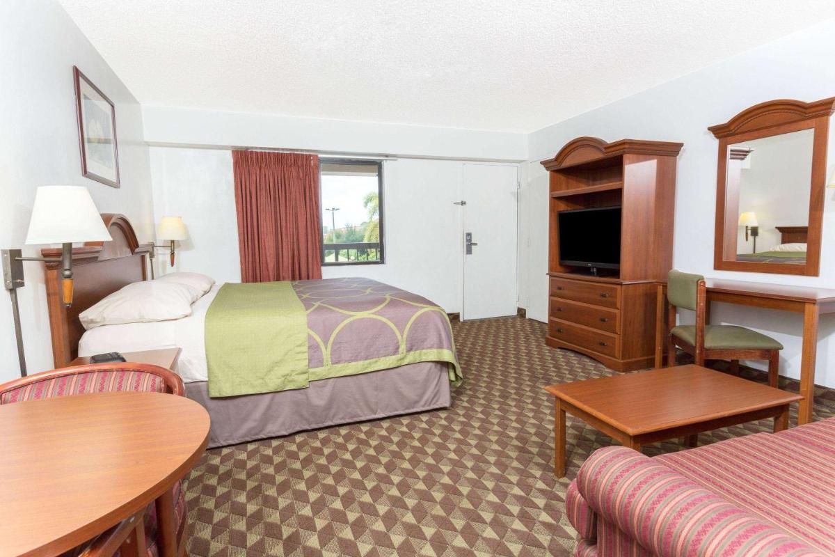 Super 8 by Wyndham Riviera Beach West Palm Beach - image 6