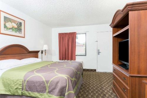 Super 8 by Wyndham Riviera Beach West Palm Beach - image 7