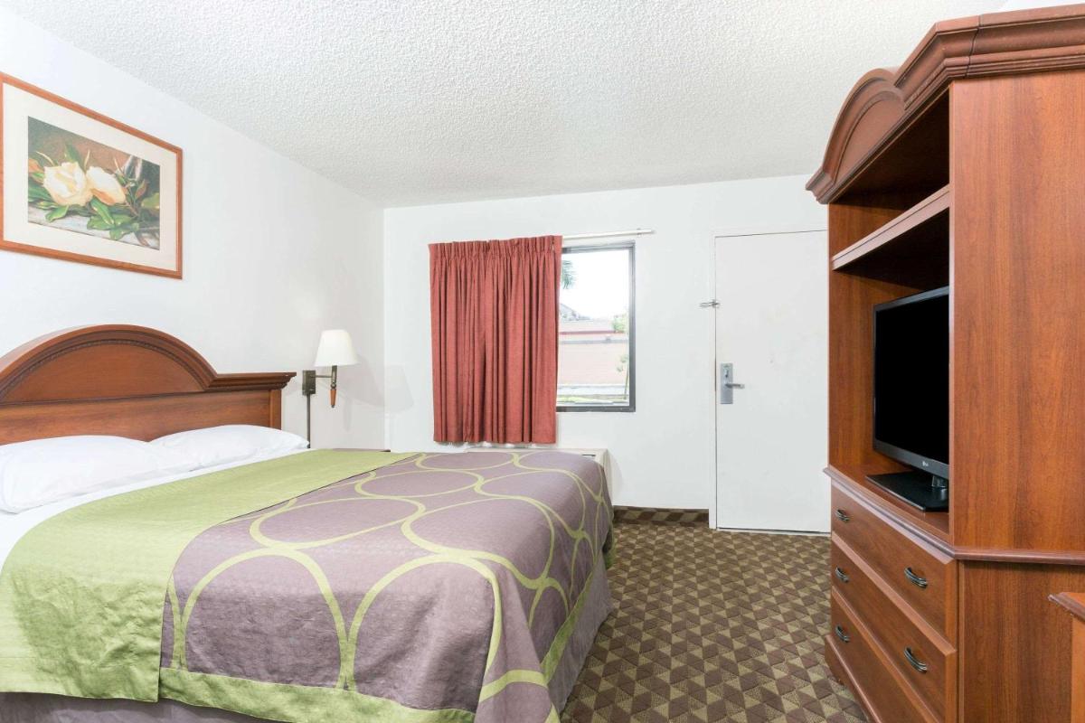 Super 8 by Wyndham Riviera Beach West Palm Beach - image 7