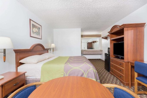Super 8 by Wyndham Riviera Beach West Palm Beach - image 9