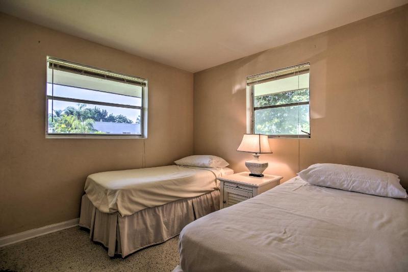 Cozy Singer Island Condos - Walk to the Beach - image 3