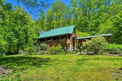 Artistic Cabin with Garden 12 Miles to Meade Brewery