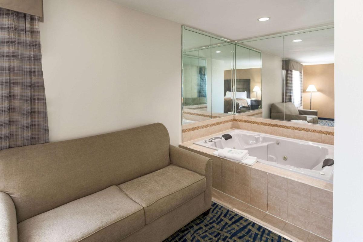 Quality Inn - image 2