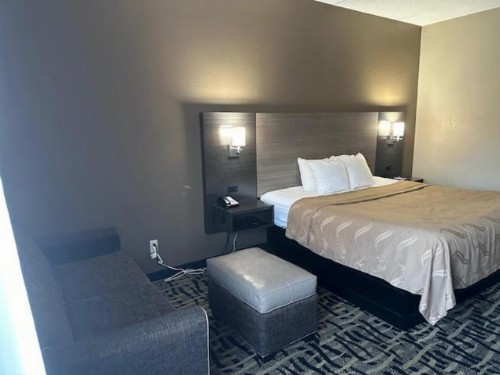 Quality Inn - image 11