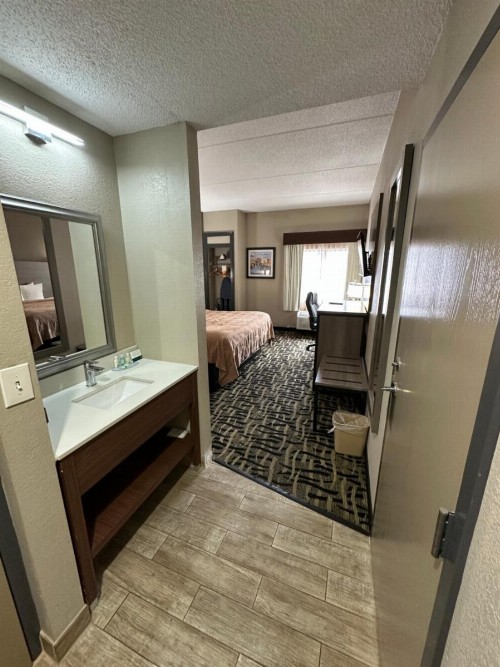 Quality Inn - image 19