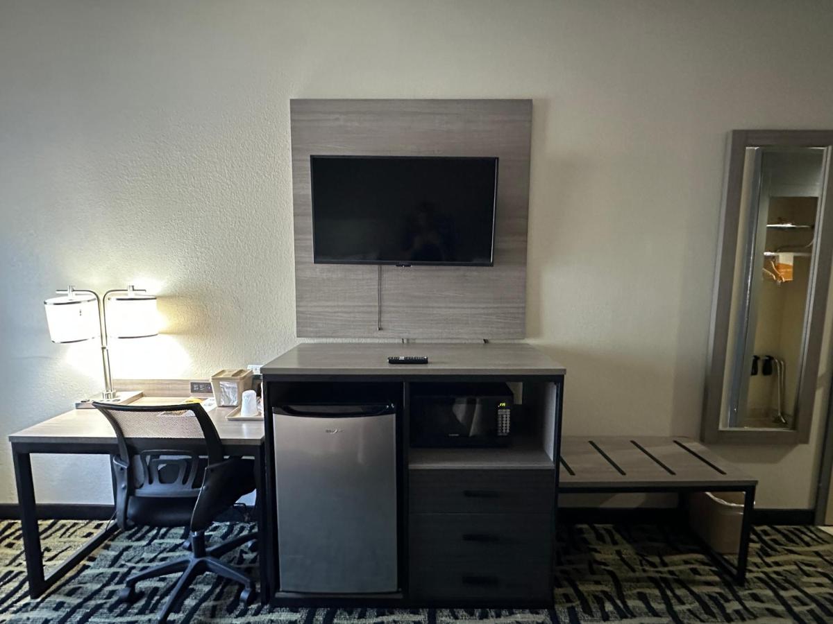Quality Inn - image 4
