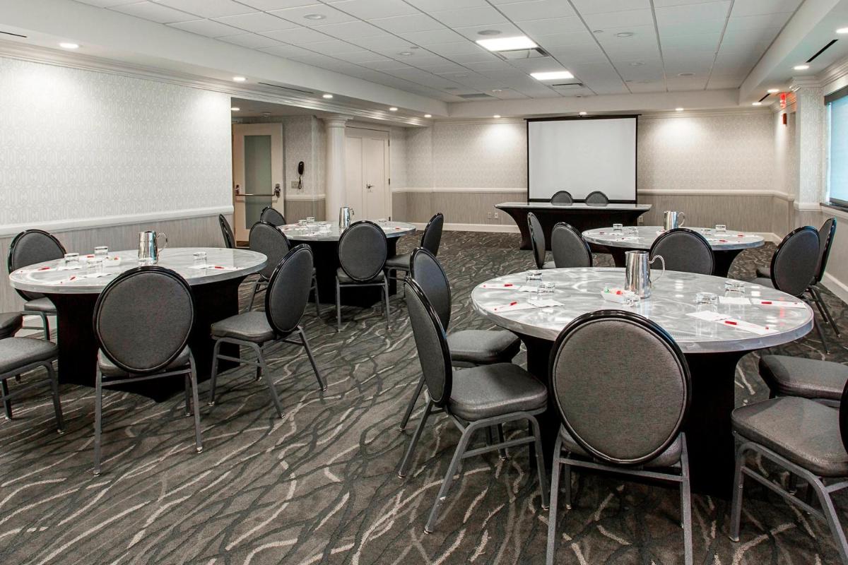 Rochester Airport Marriott - image 2