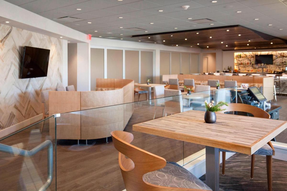 Rochester Airport Marriott - image 3
