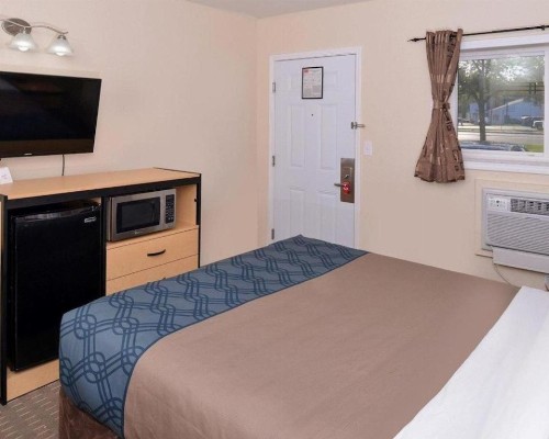 Econo Lodge Rochester - image 5