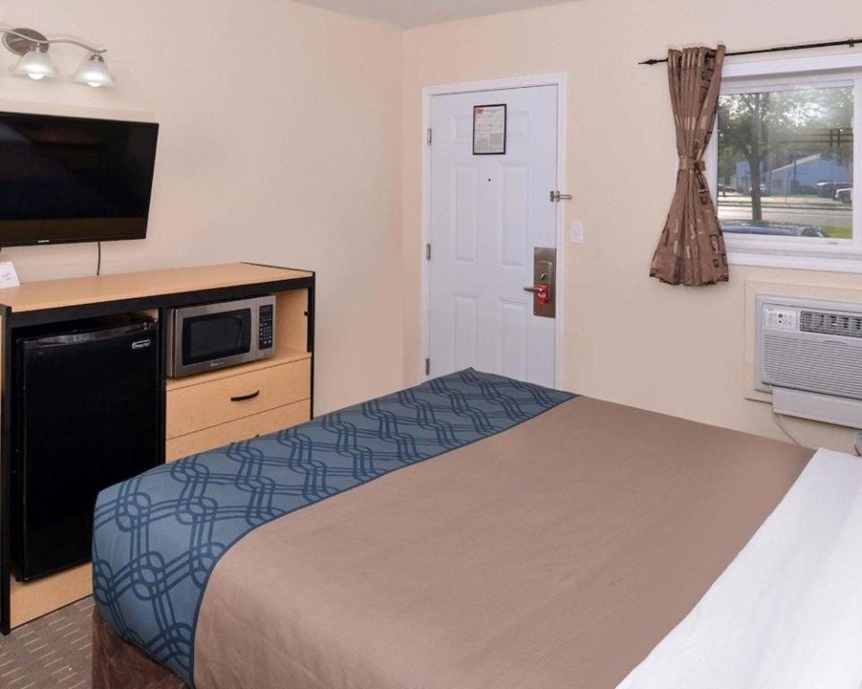 Econo Lodge Rochester - image 5
