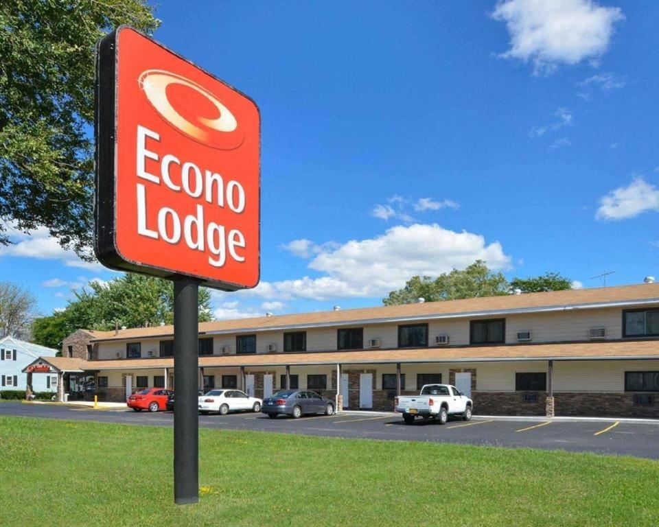 Econo Lodge Rochester - image 3