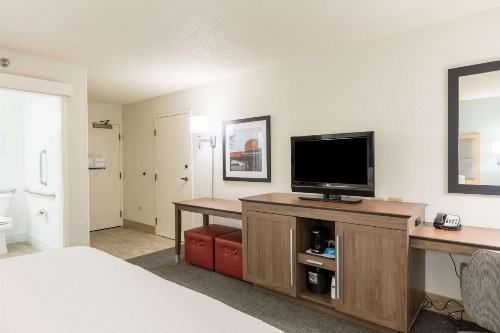 Hampton Inn Rochester - image 19