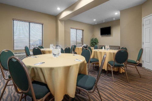 AmericInn by Wyndham Rochester Airport - image 9