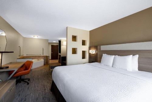 Comfort Suites Rochester - image 2