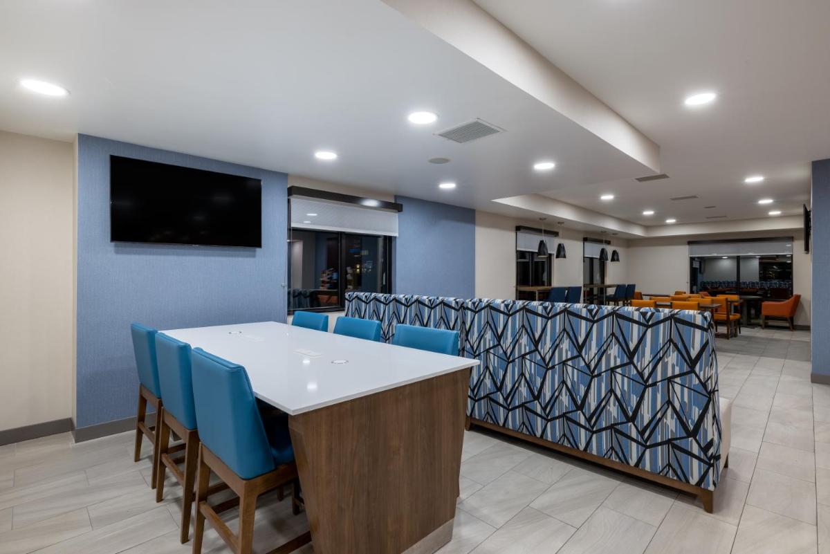 Comfort Suites Rochester - image 6