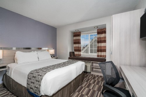 Microtel Inn & Suites by Wyndham Rochester North Mayo Clinic - image 3