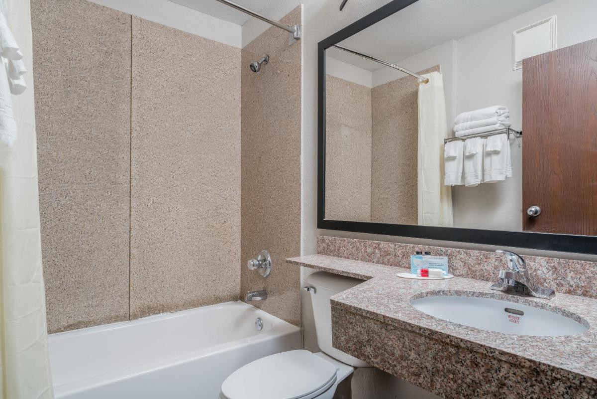Microtel Inn & Suites by Wyndham Rochester North Mayo Clinic - image 7