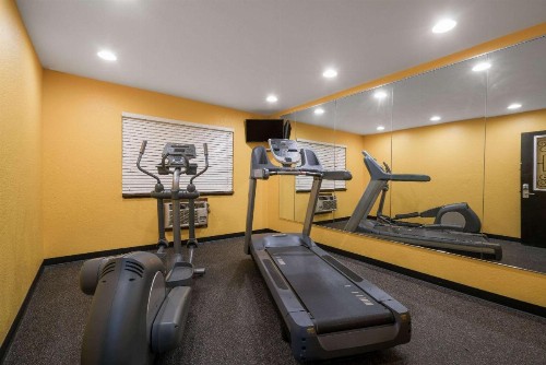 Super 8 by Wyndham Rochester Mayo Clinic Area - image 3