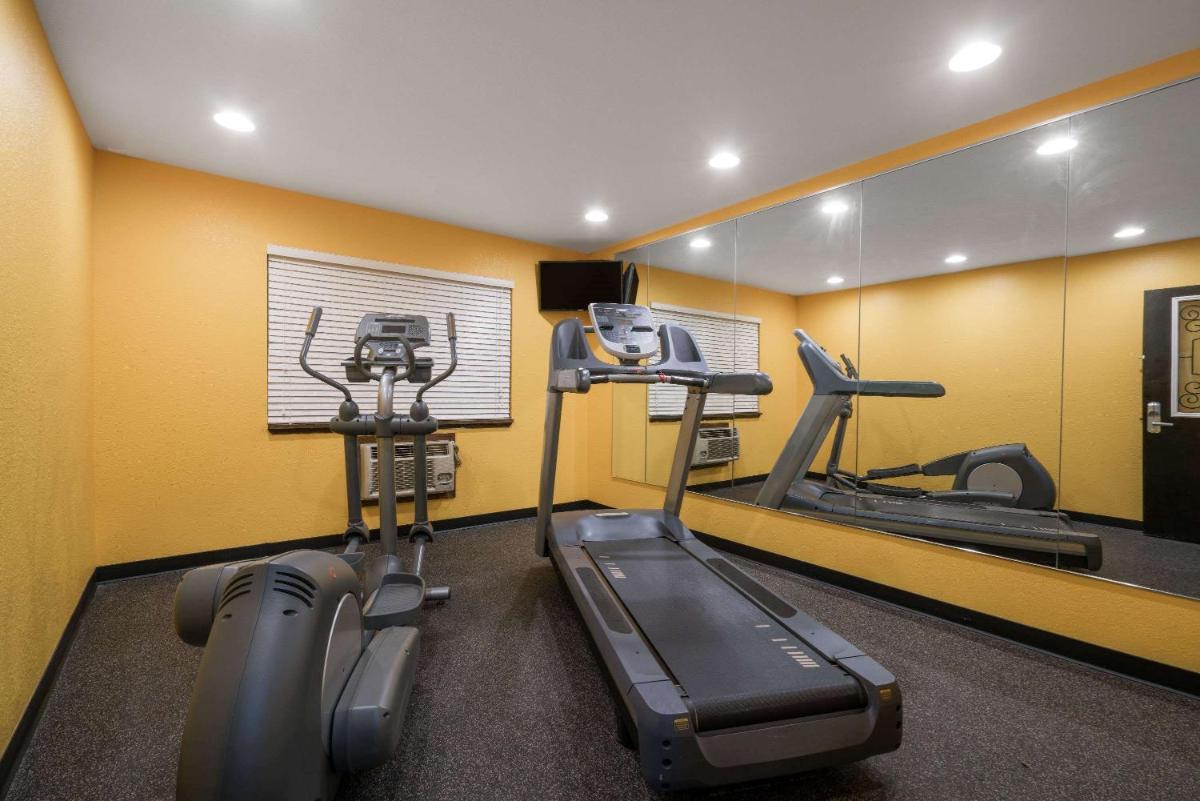 Super 8 by Wyndham Rochester Mayo Clinic Area - image 3