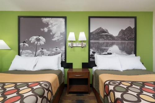 Super 8 by Wyndham Rochester Mayo Clinic Area - image 35