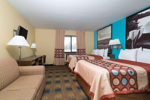 Super 8 by Wyndham Rochester Mayo Clinic Area - image 4