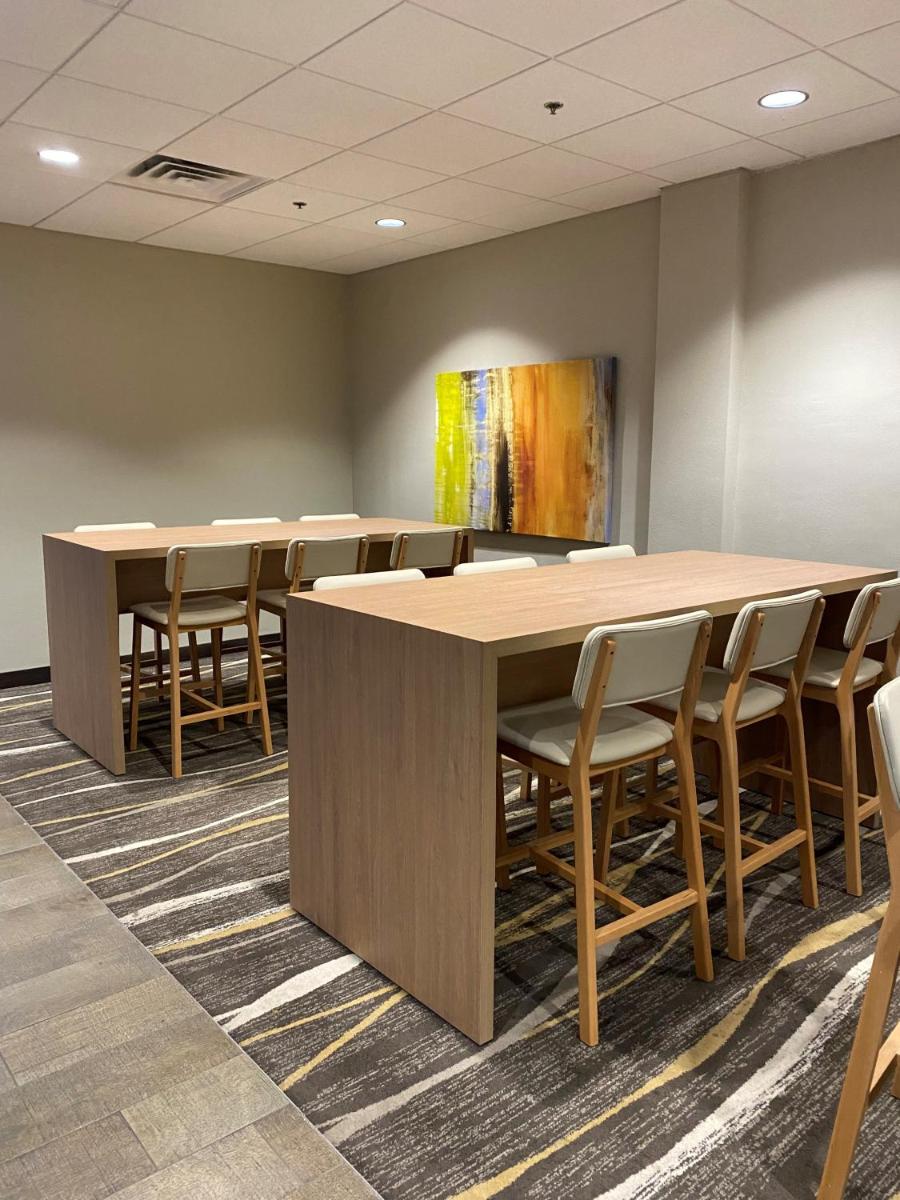 Ramada by Wyndham Rochester Mayo Clinic Area - image 2