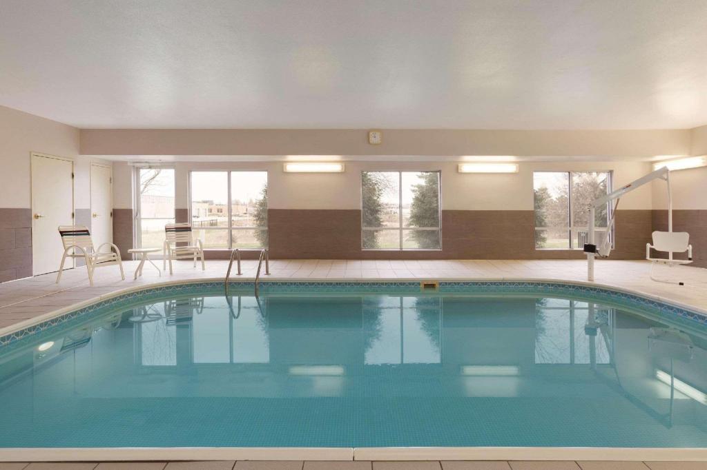 Country Inn & Suites By Carlson - Rochester - image 2