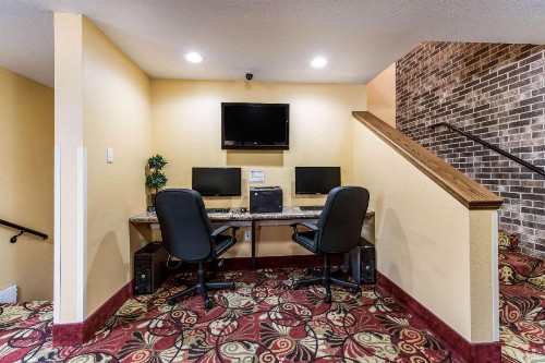 Econo Lodge Rochester - image 11