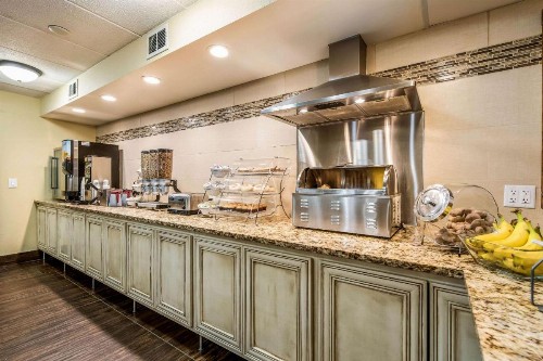 Econo Lodge Rochester - image 12