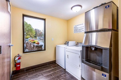 Econo Lodge Rochester - image 14