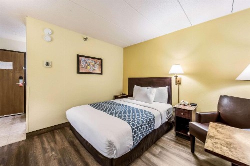 Econo Lodge Rochester - image 18