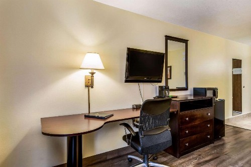 Econo Lodge Rochester - image 22