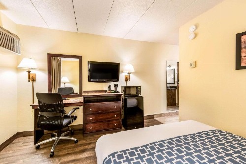 Econo Lodge Rochester - image 23