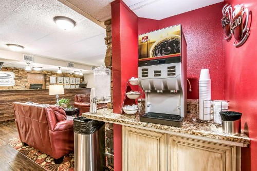 Econo Lodge Rochester - image 28