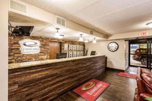 Econo Lodge Rochester - image 5