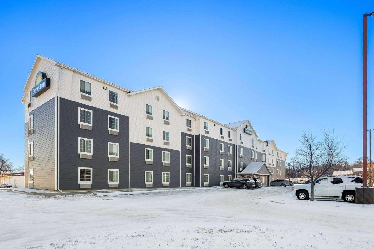 Days Inn & Suites by Wyndham Rochester South - image 3