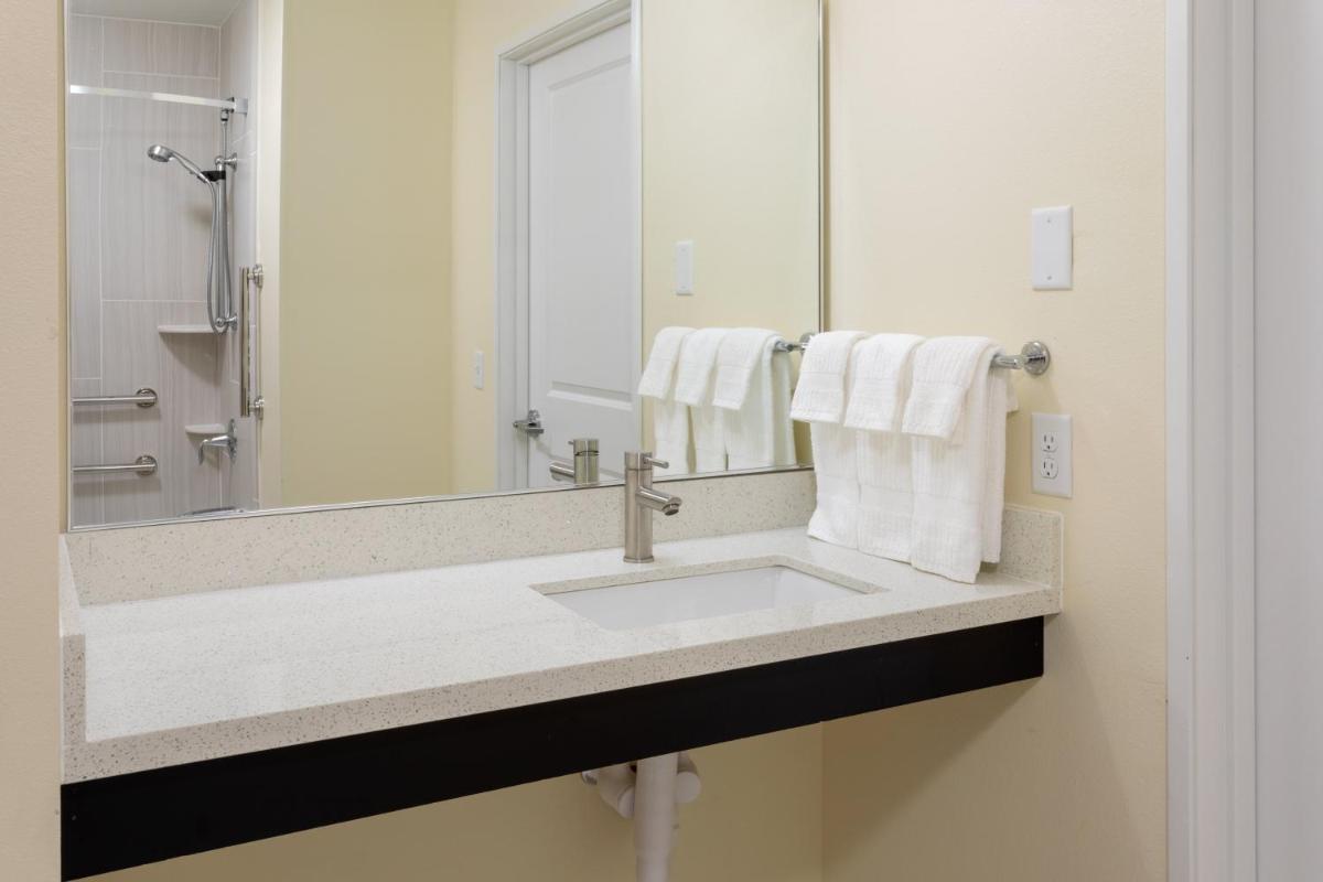Candlewood Suites DTWN Medical Center - image 7