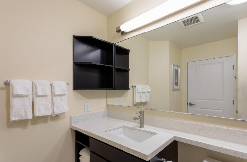 Candlewood Suites DTWN Medical Center - image 9